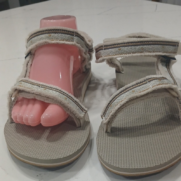 Teva Tan and Cream Strappy Sandals Sz 10 Gentle Used - Picture 5 of 10